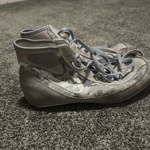 Nike wrestling shoes. Size men’s 8. Good condition.